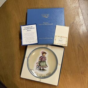 Schmid Inspired By: Berta Hummel Playtime Mothers‎ Day 1981 Collectors Plate